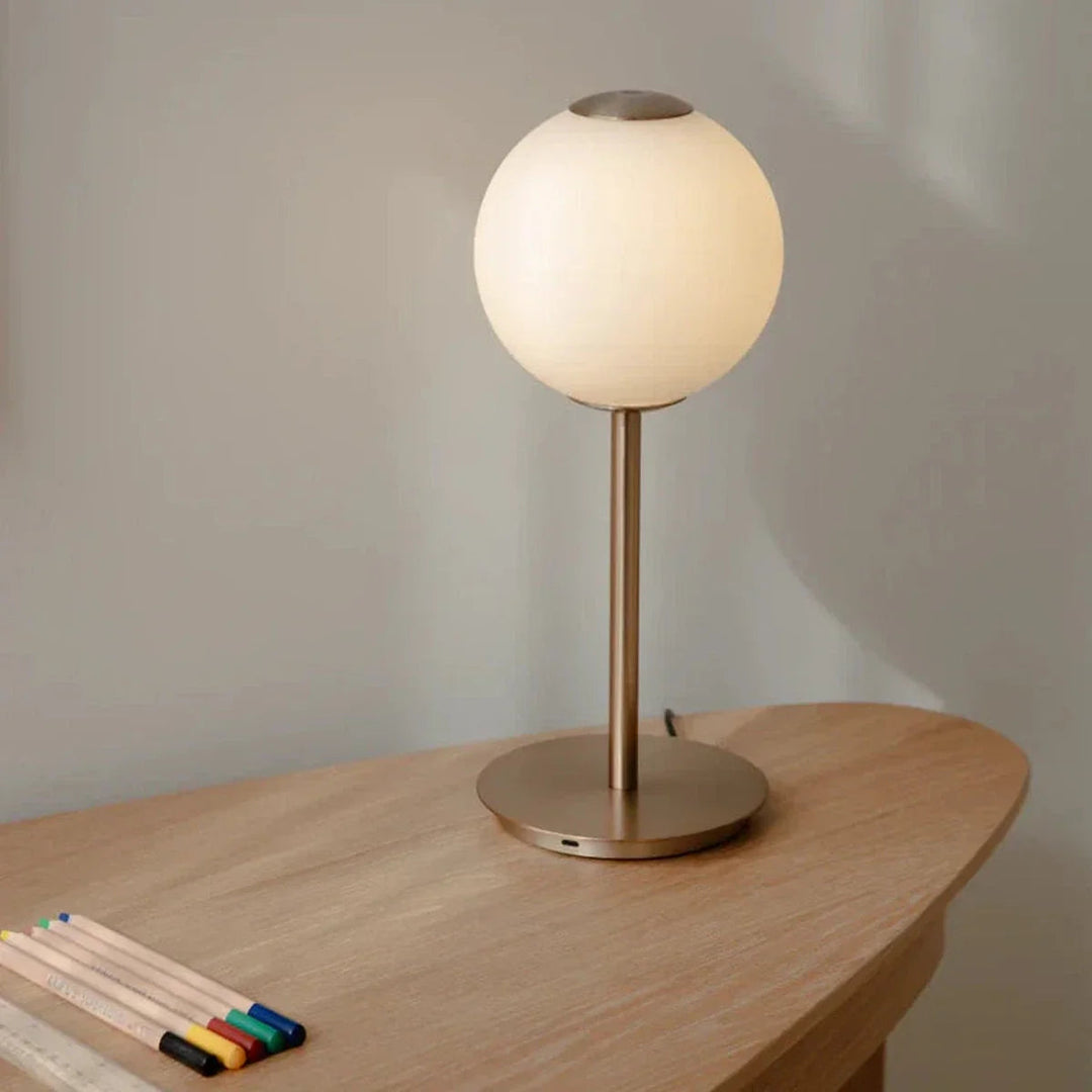 Audrey-bordlampe-med-USB-C-Bordlamper-Umage-2258-4.webp