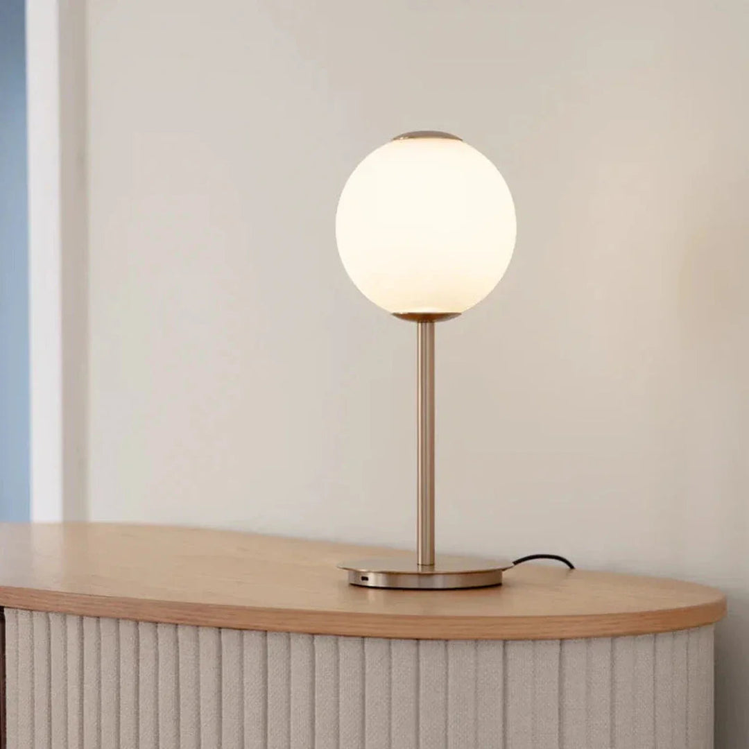 Audrey-bordlampe-med-USB-C-Bordlamper-Umage-2258-6.webp
