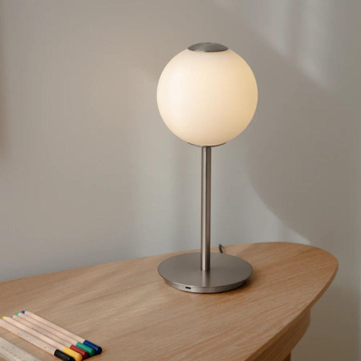 Audrey-bordlampe-med-USB-C-Bordlamper-Umage-2258-7.jpg