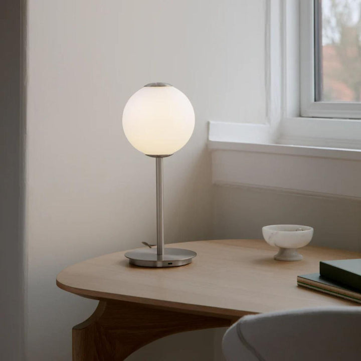 Audrey-bordlampe-med-USB-C-Bordlamper-Umage-2258-8.jpg
