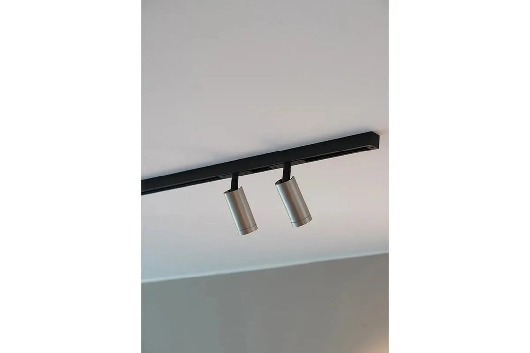 Designline-Domino-mini-49W-2700-Kelvin-enkel-spot-Dimbar-Spotskinner-230V-Antidark-2-323-01-2-9.webp