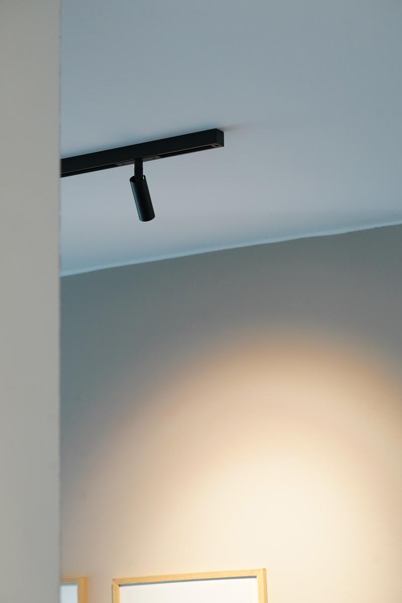 Designline-slim-micro-49W-2700-Kelvin-enkel-spot-Dimbar-Spotskinner-230V-Antidark-2-324-01-2-3.jpg