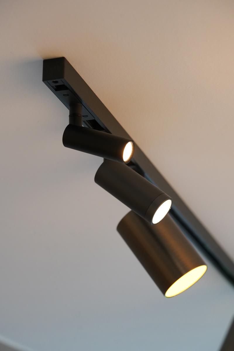 Designline-slim-micro-49W-2700-Kelvin-enkel-spot-Dimbar-Spotskinner-230V-Antidark-2-324-01-2-4.jpg