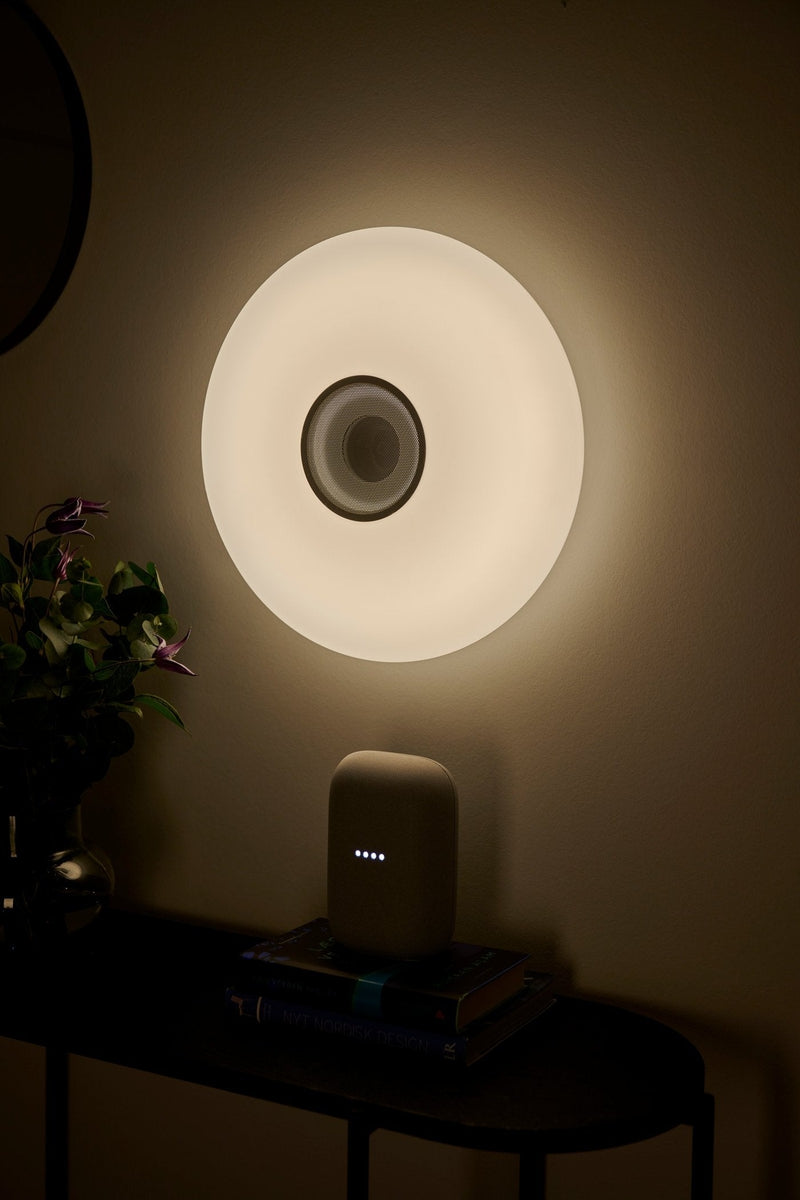 Djay-smart-color-taklampe-mhoyttaler-IP44-21W-Hvit-Taklamper-Nordlux-2110886101-7.jpg