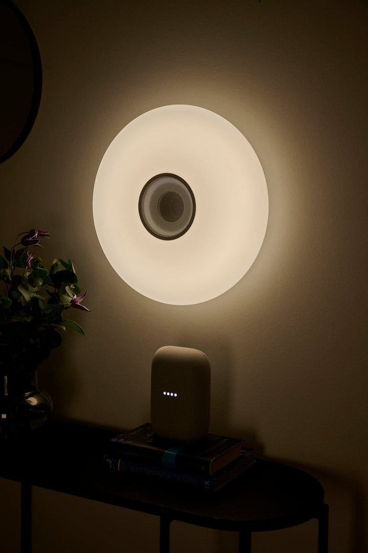 Djay-smart-color-taklampe-mhoyttaler-IP44-21W-Hvit-Taklamper-Nordlux-2110886101-7.jpg