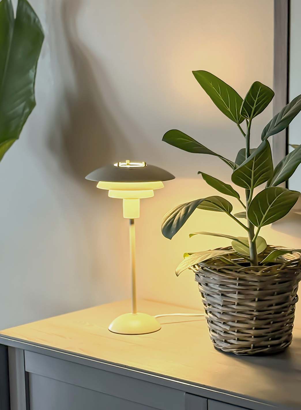 Epsilon_bordlampe_beige_2.jpg