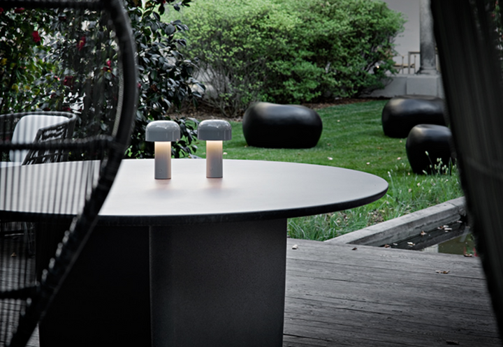 Flos-Bellhop-oppladbar-bordlampe-Bordlamper-Flos-Fls_F1060031-13.png
