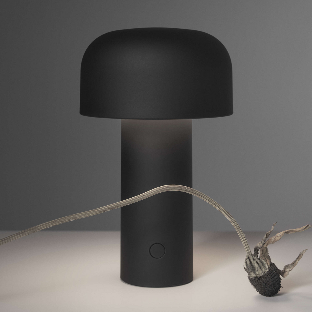Flos-Bellhop-oppladbar-bordlampe-Bordlamper-Flos-Fls_F1060031-3.png