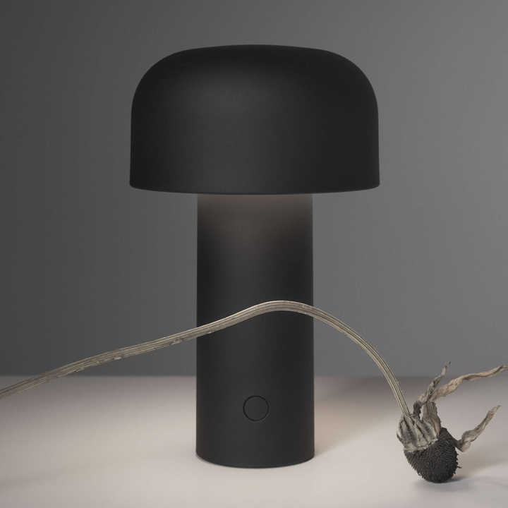 Flos-Bellhop-oppladbar-bordlampe-Bordlamper-Flos-Fls_F1060031-3.png