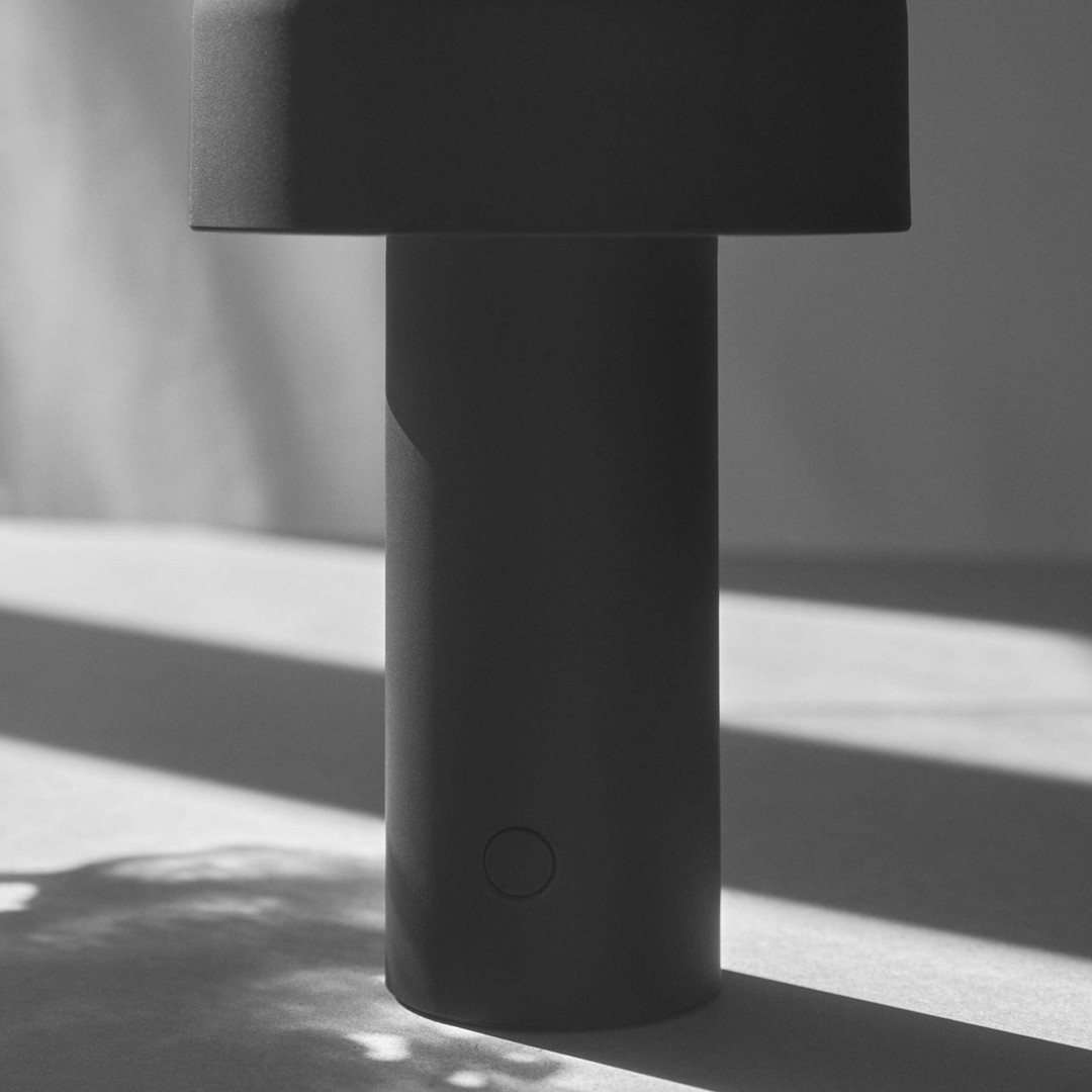 Flos-Bellhop-oppladbar-bordlampe-Bordlamper-Flos-Fls_F1060031-4.png