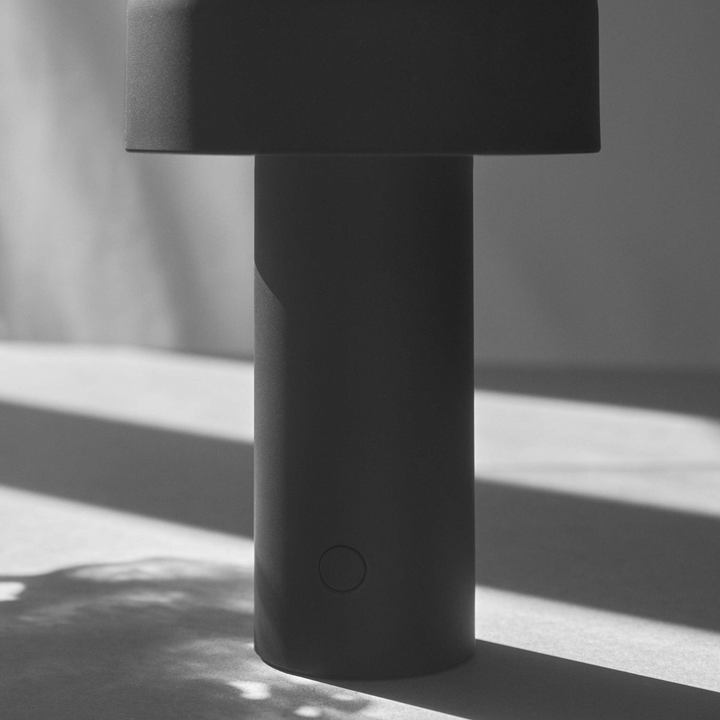Flos-Bellhop-oppladbar-bordlampe-Bordlamper-Flos-Fls_F1060031-4.png