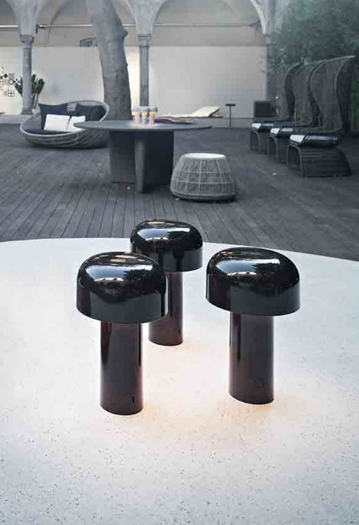 Flos-Bellhop-oppladbar-bordlampe-Bordlamper-Flos-Fls_F1060031-8.png