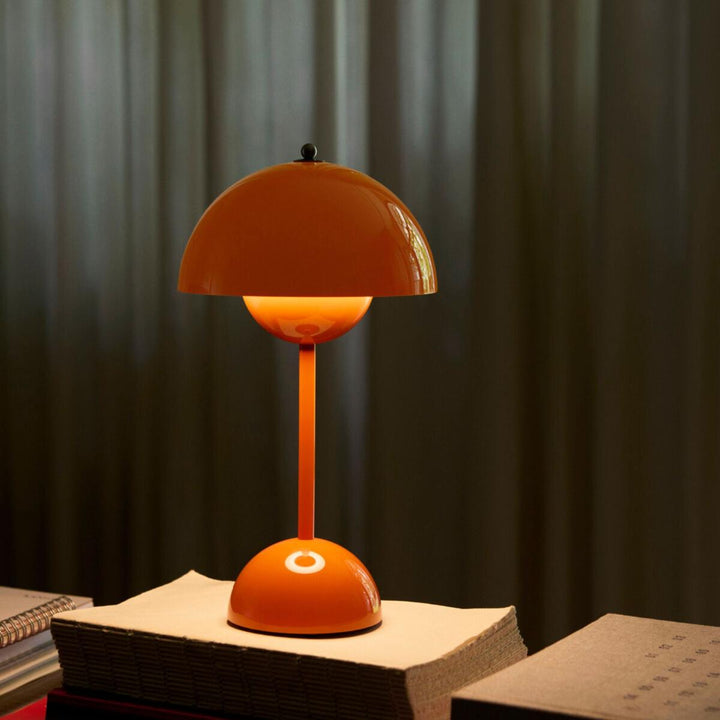Flowerpot-VP9-baerbar-bordlampe-Bordlamper-Tradition-133093A209-1_c15db931.jpg