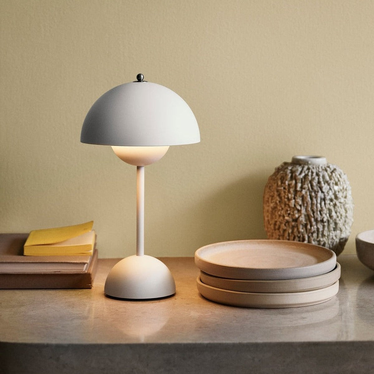 Flowerpot-VP9-baerbar-bordlampe-Bordlamper-Tradition-133093A209-2.jpg