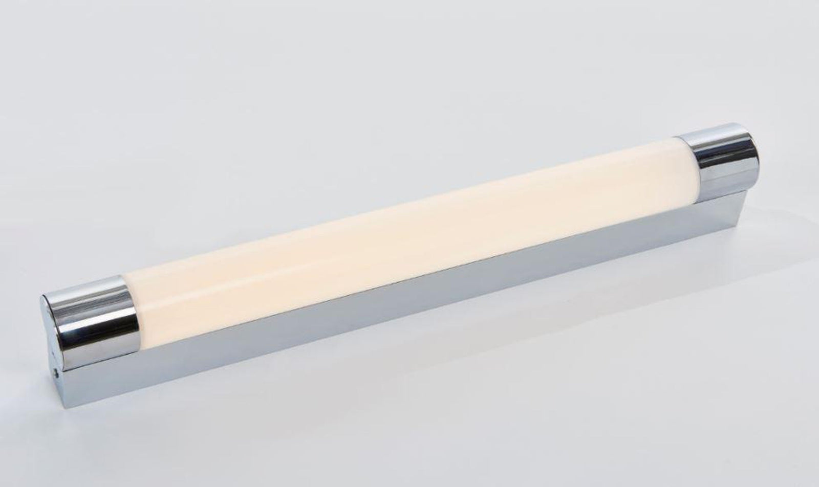 Harlem-vegglampe-baderom-IP44-med-stikkontakt-60-Krom-Baderomsbelysning-vegglamper-Ms-belysning-9400404291-1.jpg