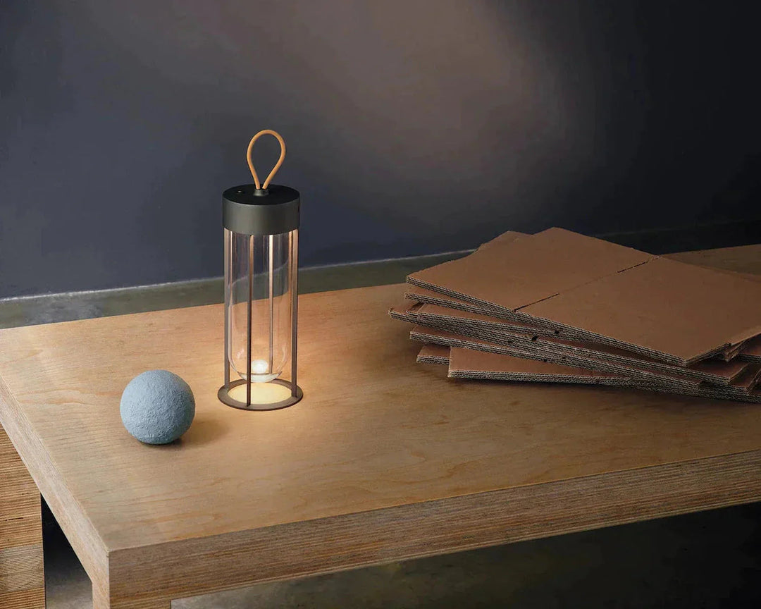 In-Vitro-unplugged-oppladbar-lampe-Bordlamper-Flos-Fls_F018E21K030-14.webp