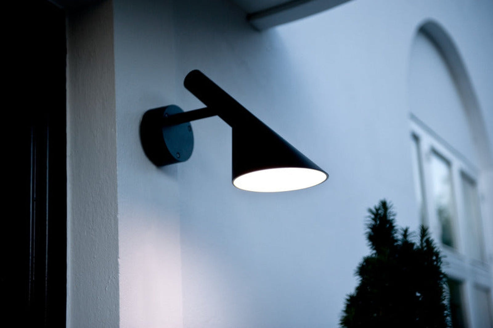 Louis-Poulsen-AJ-50-utendors-vegglampe-Utebelysning-vegg-klassisk-Louis-Poulsen-LP_5743145816-8.jpg