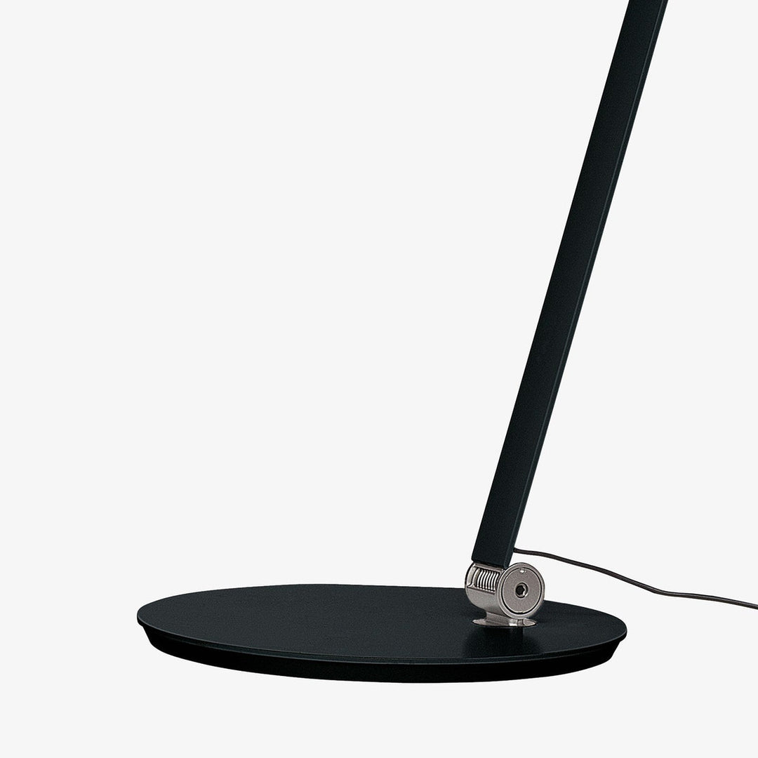 Louis-Poulsen-NJP-bordlampe-Bordlamper-Louis-Poulsen-LP_5744164757-5.jpg