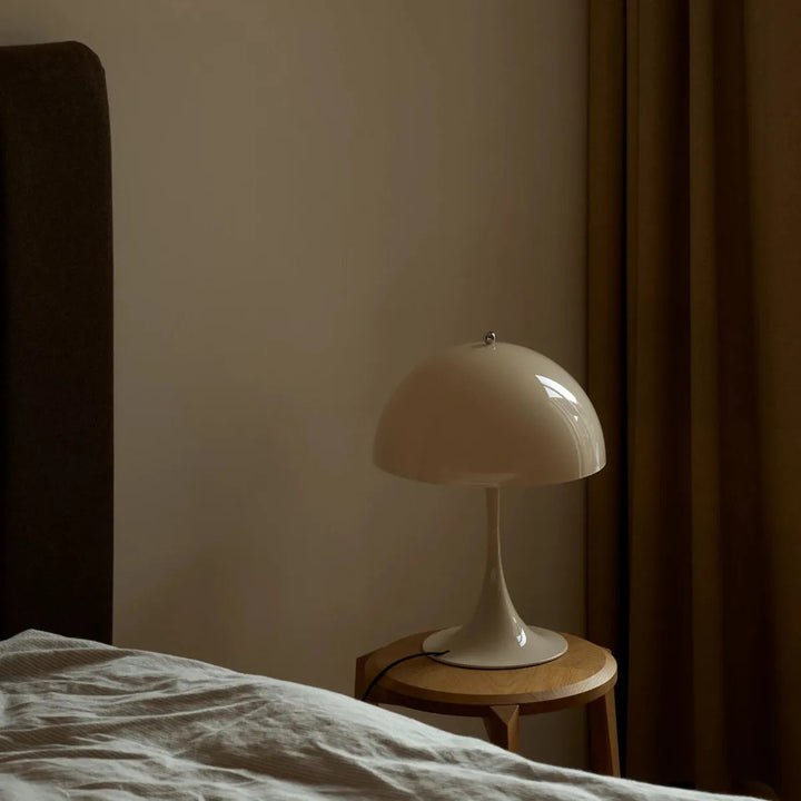 Louis-Poulsen-Panthella-320-V2-bordlampe-Bordlamper-Louis-Poulsen-LP_5744172723-1.webp