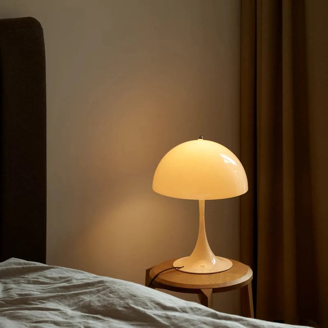 Louis-Poulsen-Panthella-320-V2-bordlampe-Bordlamper-Louis-Poulsen-LP_5744172723-5.webp