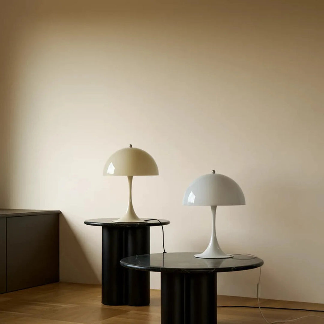 Louis-Poulsen-Panthella-320-V2-bordlampe-Bordlamper-Louis-Poulsen-LP_5744172723-6.webp