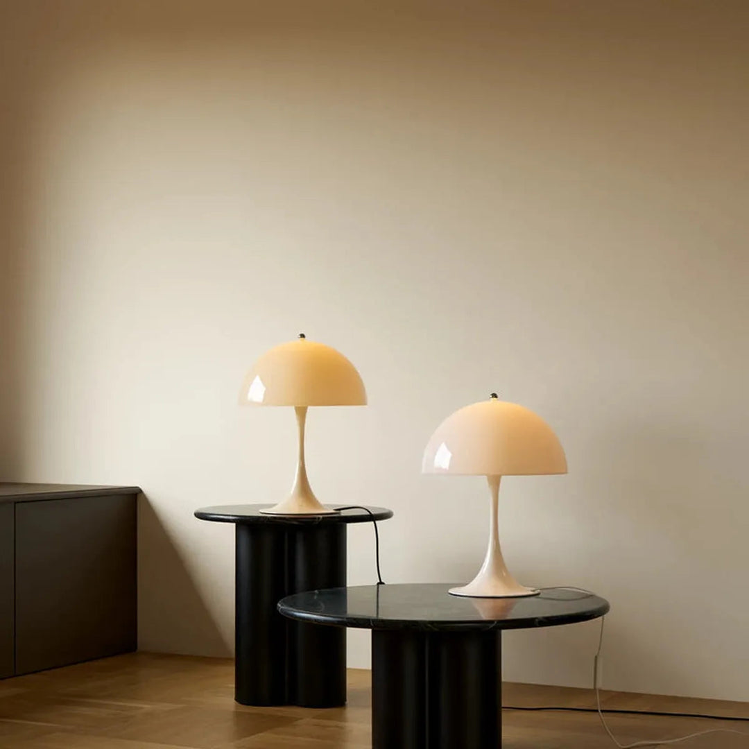Louis-Poulsen-Panthella-320-V2-bordlampe-Bordlamper-Louis-Poulsen-LP_5744172723-7.webp
