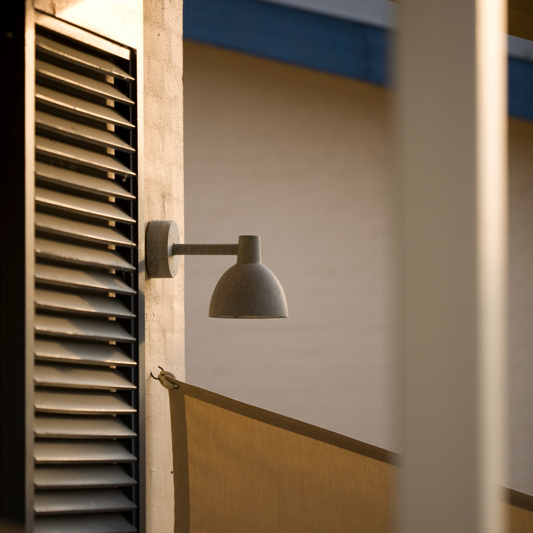 Louis-Poulsen-Toldbod-utendors-vegglampe-15-Utebelysning-vegg-klassisk-Louis-Poulsen-LP_5743145926-14.png