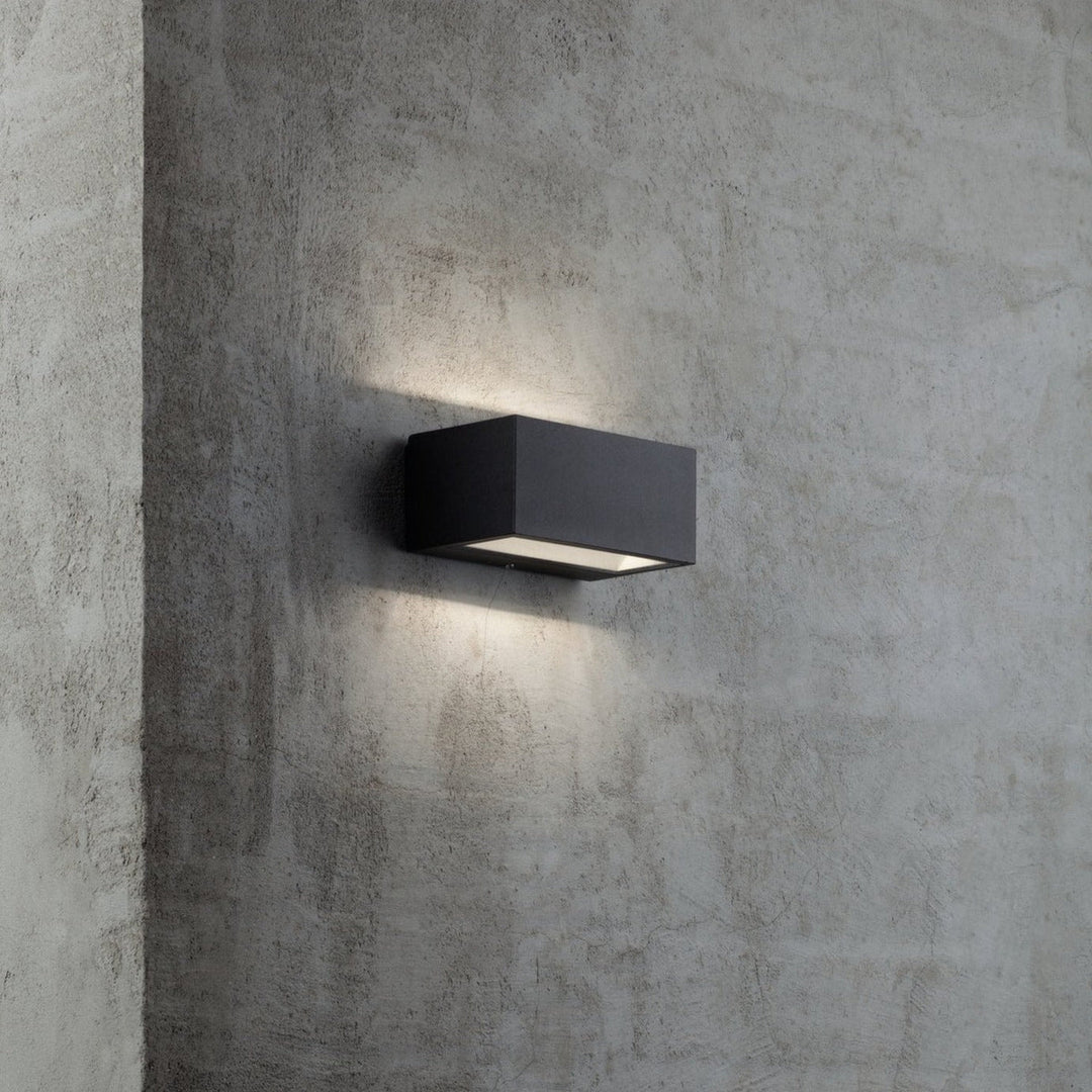 Nene-vegglampe-oppned-utendors-IP54-6W-3000K-Svart-Utebelysning-vegg-opp-og-ned-Nordlux-872723-4.jpg
