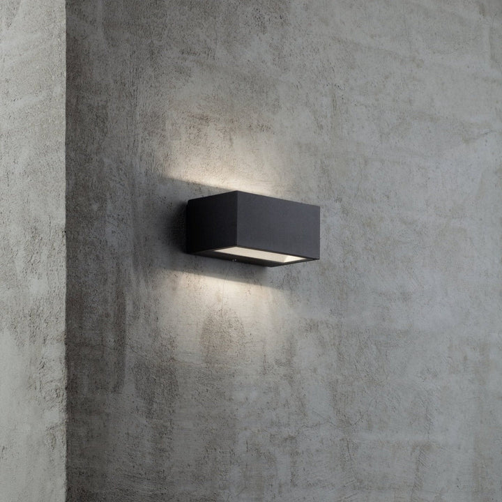 Nene-vegglampe-oppned-utendors-IP54-6W-3000K-Svart-Utebelysning-vegg-opp-og-ned-Nordlux-872723-4.jpg