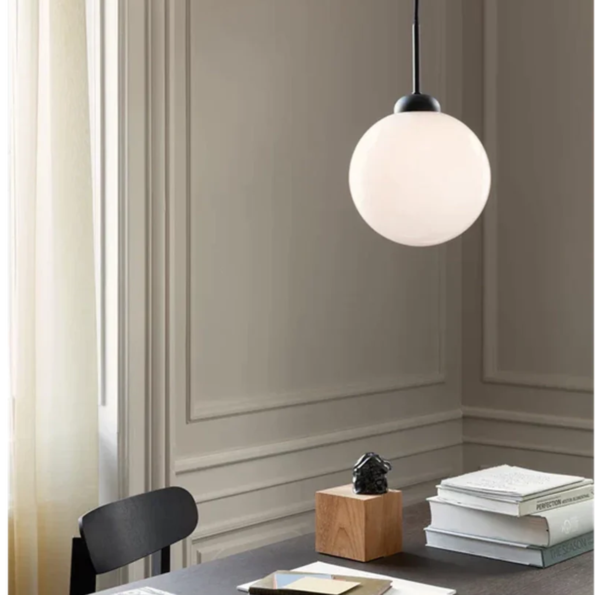 Nuura-Apiales-1-taklampe-Satin-svart-opal-Takpendler-Nuura-Nua_2053008-1.png