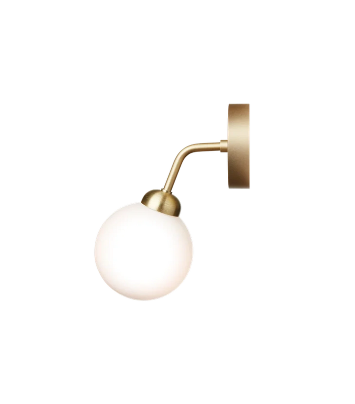 Nuura-Apiales-vegglampe-messingOpal-Vegglamper-Nuura-Nua_2055001-4.webp