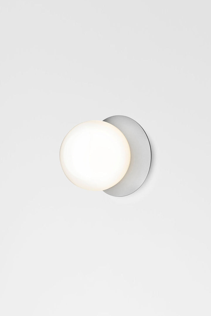 Nuura-Liila-1-vegglampetaklampe-large-light-silveropal-Vegglamper-Nuura-Nua_2046008-1.jpg
