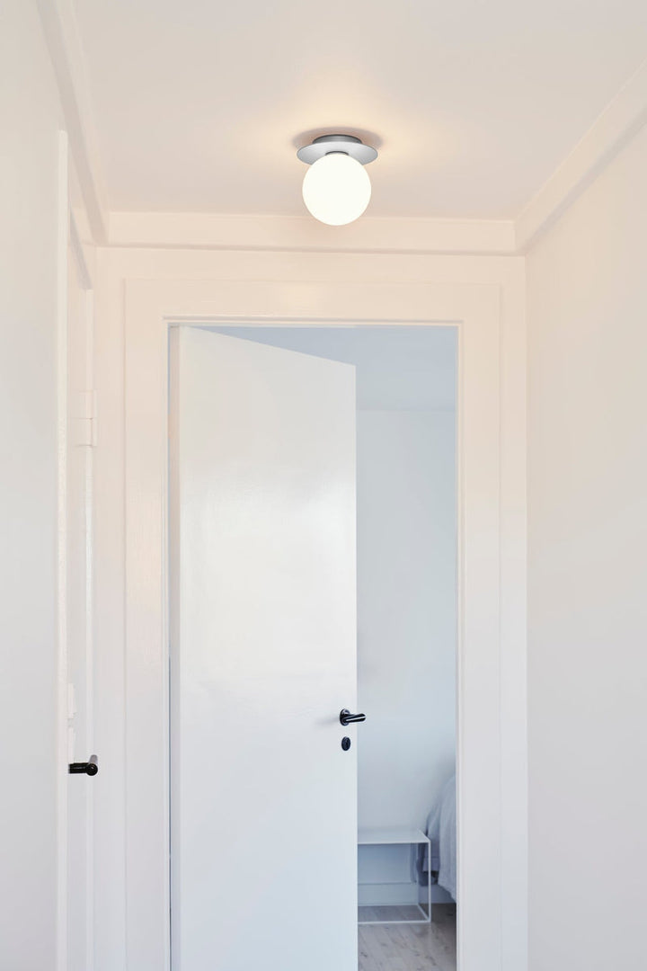 Nuura-Liila-1-vegglampetaklampe-large-light-silveropal-Vegglamper-Nuura-Nua_2046008-2.jpg