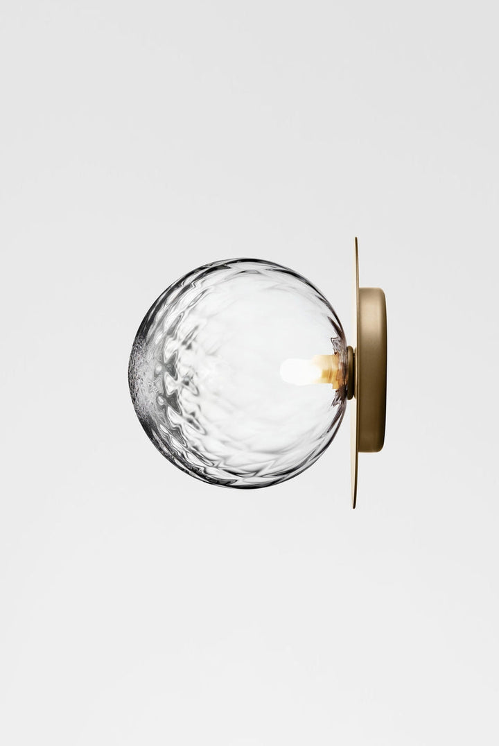 Nuura-Liila-1-vegglampetaklampe-large-nordic-gold-optikk-Vegglamper-Nuura-Nua_2046005-5.jpg