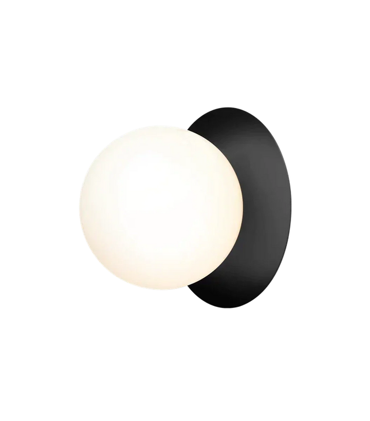 Nuura-Liila-1-vegglampetaklampe-large-svart-opal-Vegglamper-Nuura-Nua_2046032-1.webp