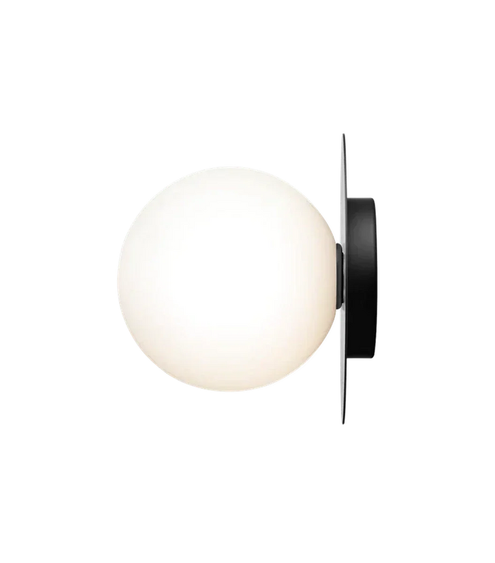 Nuura-Liila-1-vegglampetaklampe-large-svart-opal-Vegglamper-Nuura-Nua_2046032-2.webp