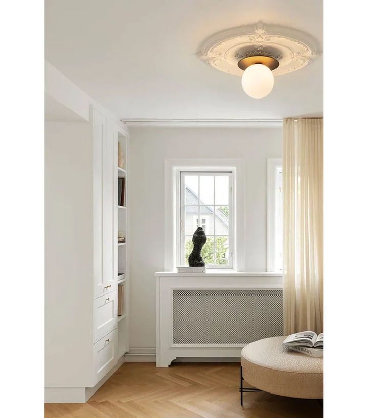 Nuura-Liila-1-vegglampetaklampe-large-svart-opal-Vegglamper-Nuura-Nua_2046032-3.webp