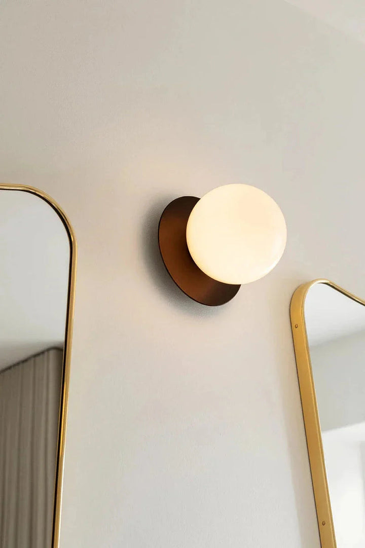 Nuura-Liila-1-vegglampetaklampe-medium-bronseopal-Vegglamper-Nuura-Nua_2046036-1.webp