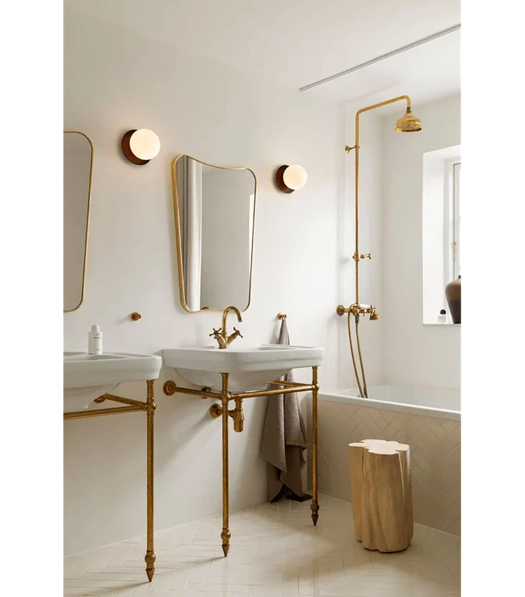 Nuura-Liila-1-vegglampetaklampe-medium-bronseopal-Vegglamper-Nuura-Nua_2046036-2.webp