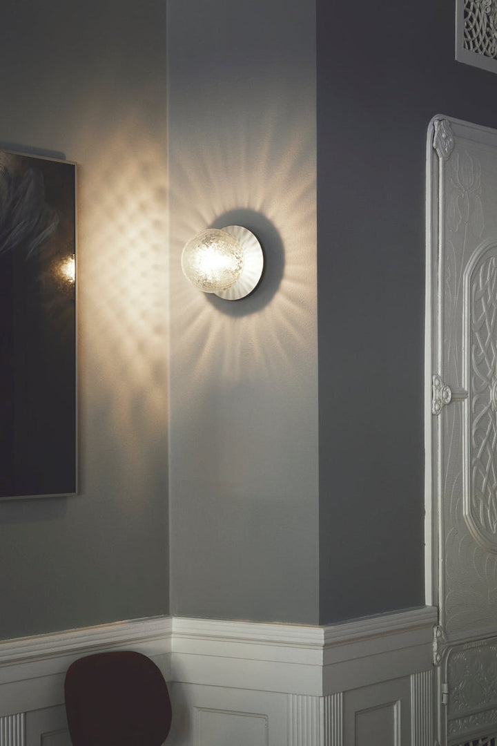 Nuura-Liila-1-vegglampetaklampe-medium-light-silver-optikk-Vegglamper-Nuura-Nua_2046003-1.jpg
