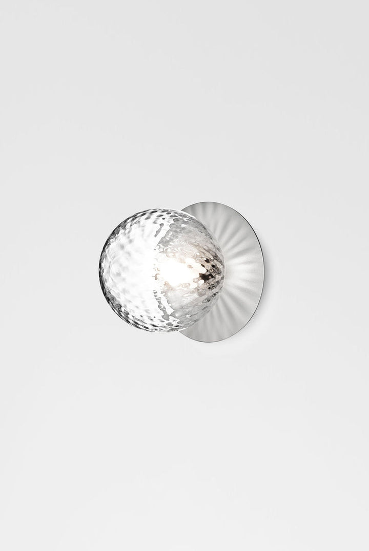Nuura-Liila-1-vegglampetaklampe-medium-light-silver-optikk-Vegglamper-Nuura-Nua_2046003-3.jpg