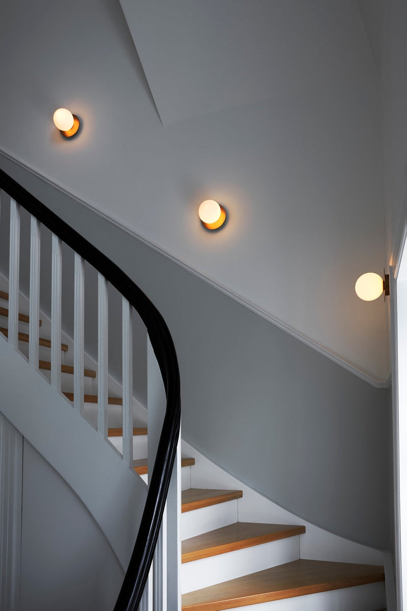 Nuura-Liila-1-vegglampetaklampe-medium-nordic-gold-opal-Vegglamper-Nuura-Nua_2046002-12.jpg