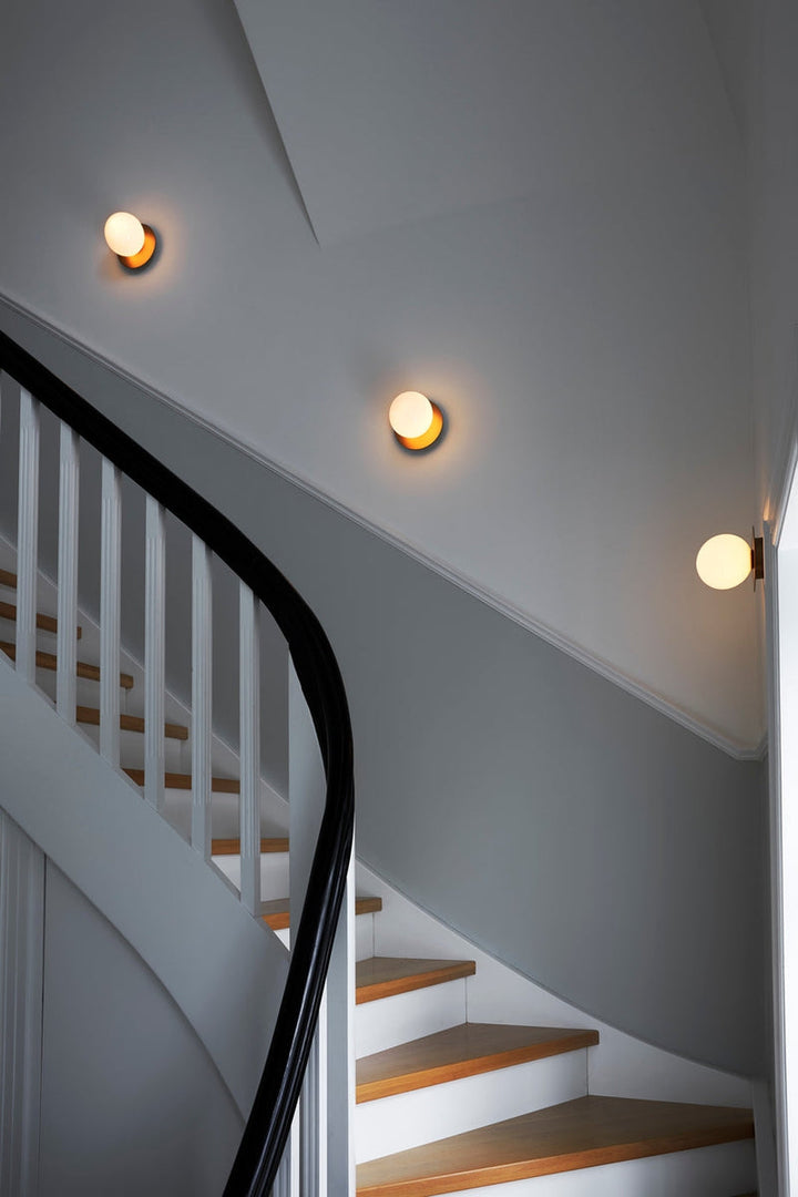 Nuura-Liila-1-vegglampetaklampe-medium-nordic-gold-opal-Vegglamper-Nuura-Nua_2046002-12.jpg