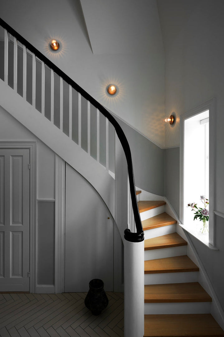 Nuura-Liila-1-vegglampetaklampe-medium-nordic-gold-opal-Vegglamper-Nuura-Nua_2046002-13.jpg