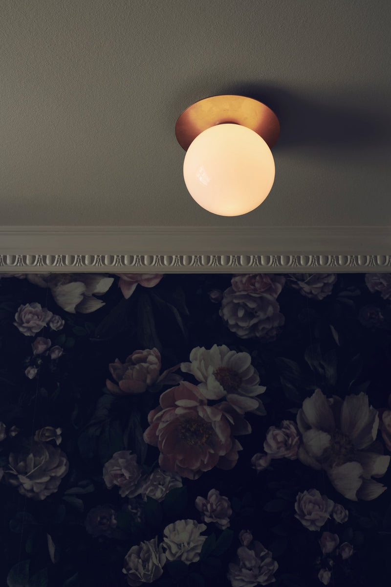 Nuura-Liila-1-vegglampetaklampe-medium-nordic-gold-opal-Vegglamper-Nuura-Nua_2046002-3.jpg