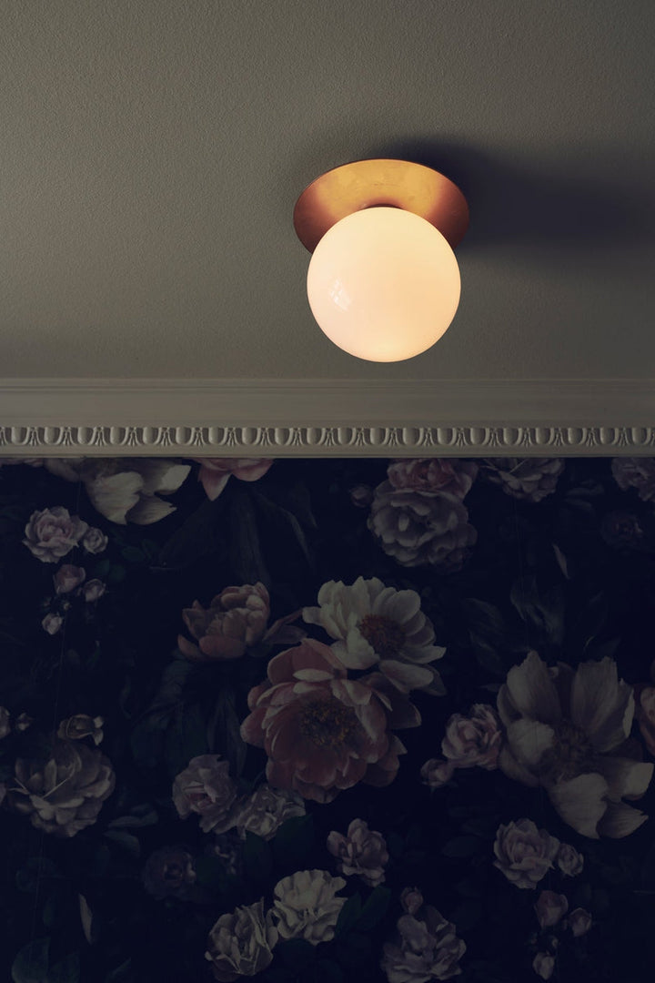 Nuura-Liila-1-vegglampetaklampe-medium-nordic-gold-opal-Vegglamper-Nuura-Nua_2046002-3.jpg