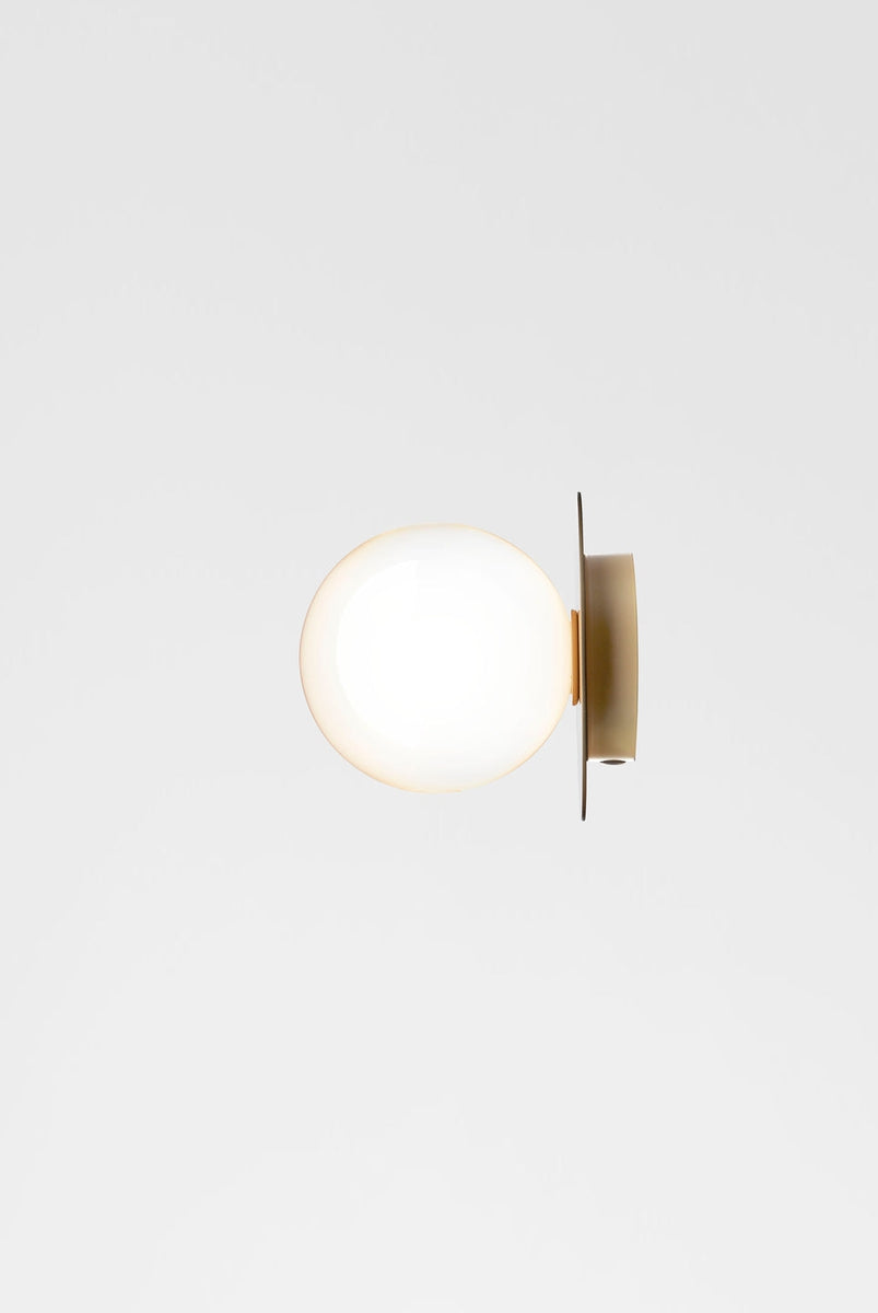 Nuura-Liila-1-vegglampetaklampe-medium-nordic-gold-opal-Vegglamper-Nuura-Nua_2046002-6.jpg
