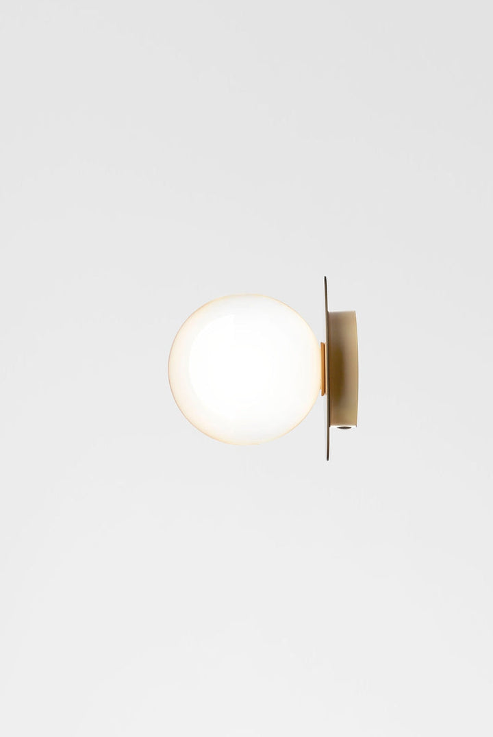 Nuura-Liila-1-vegglampetaklampe-medium-nordic-gold-opal-Vegglamper-Nuura-Nua_2046002-6.jpg