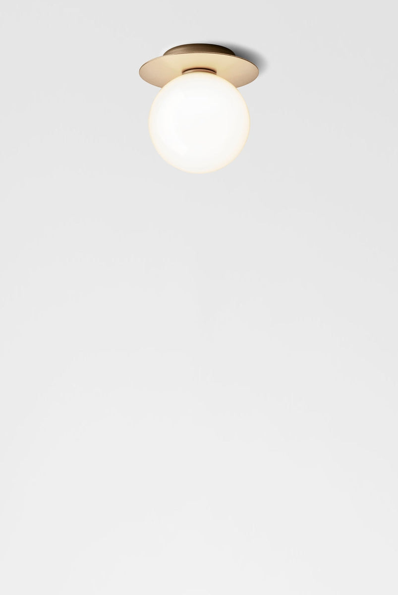 Nuura-Liila-1-vegglampetaklampe-medium-nordic-gold-opal-Vegglamper-Nuura-Nua_2046002-7.jpg