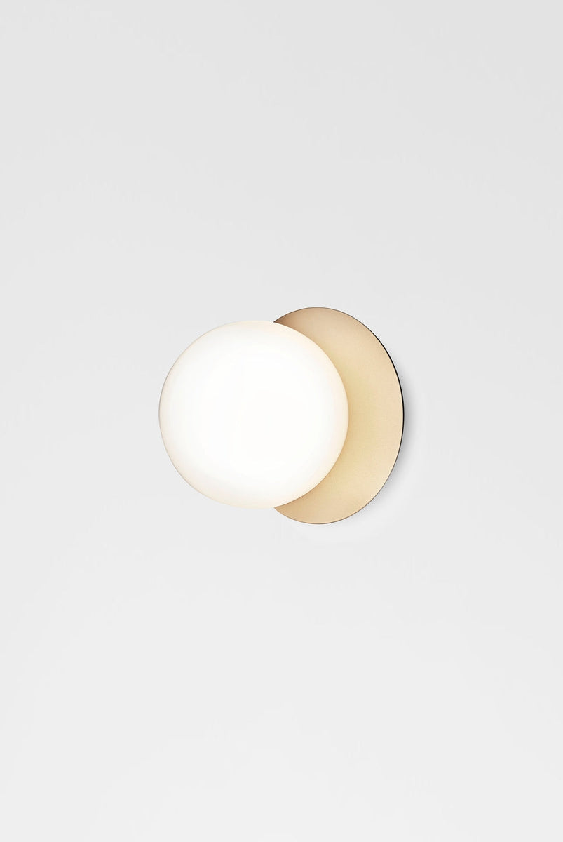 Nuura-Liila-1-vegglampetaklampe-medium-nordic-gold-opal-Vegglamper-Nuura-Nua_2046002-8.jpg